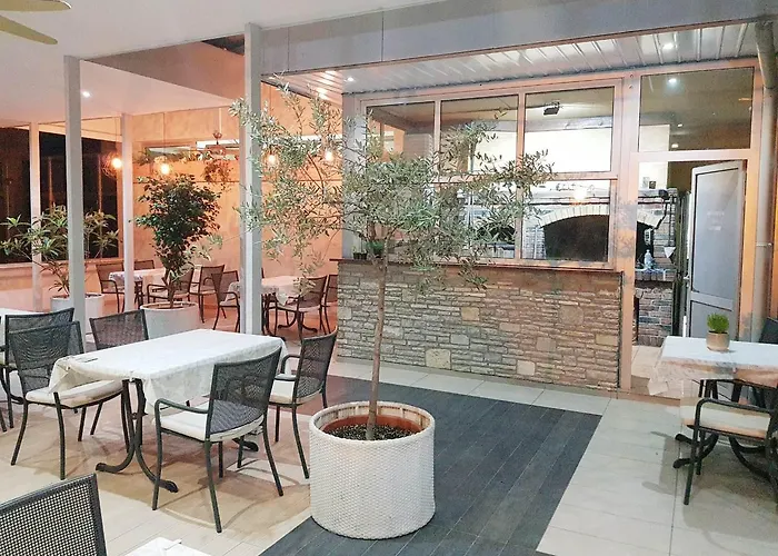 布罗尼奥酒店 4*