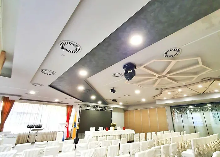 布罗尼奥酒店 酒店